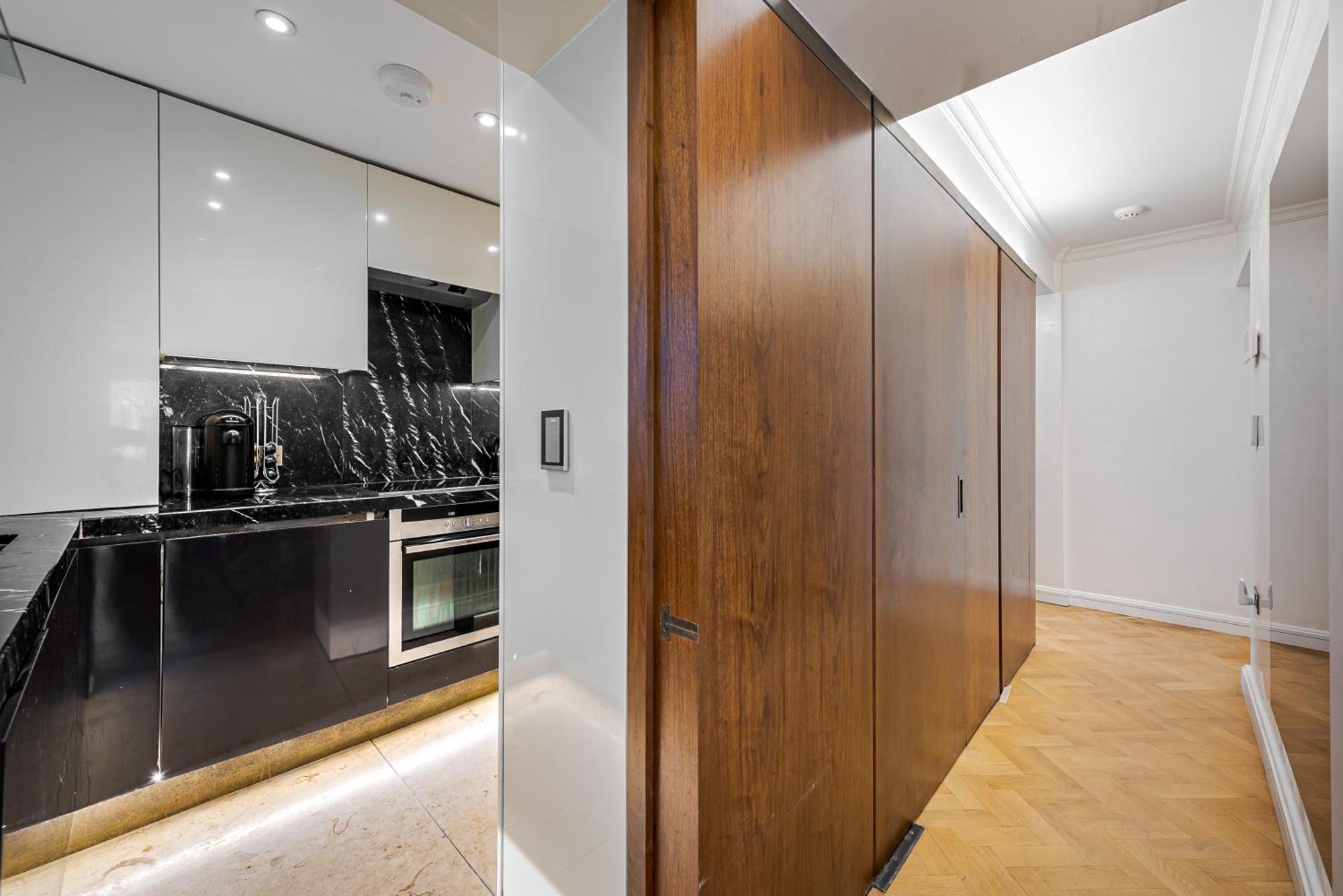 Modern Knightsbridge Apartment With Balcony Overlooking Harrods Prime Location ロンドン エクステリア 写真