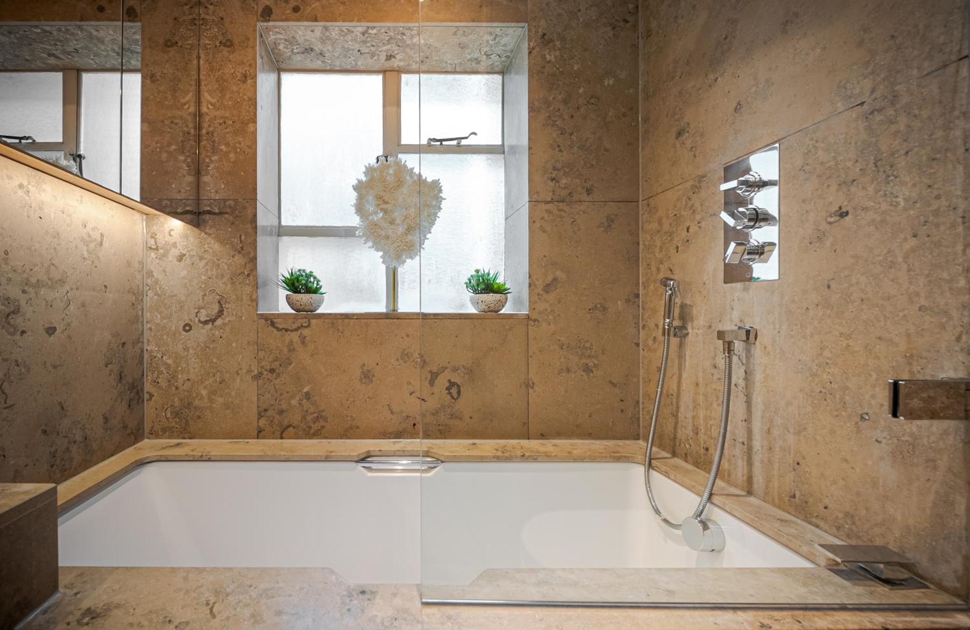 Modern Knightsbridge Apartment With Balcony Overlooking Harrods Prime Location ロンドン エクステリア 写真