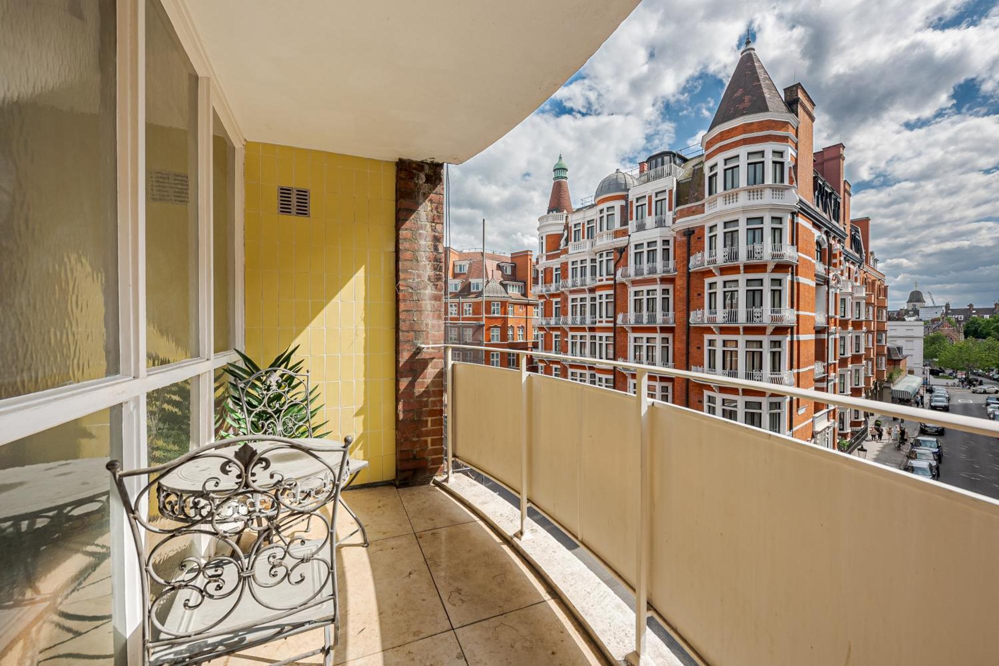 Modern Knightsbridge Apartment With Balcony Overlooking Harrods Prime Location ロンドン エクステリア 写真