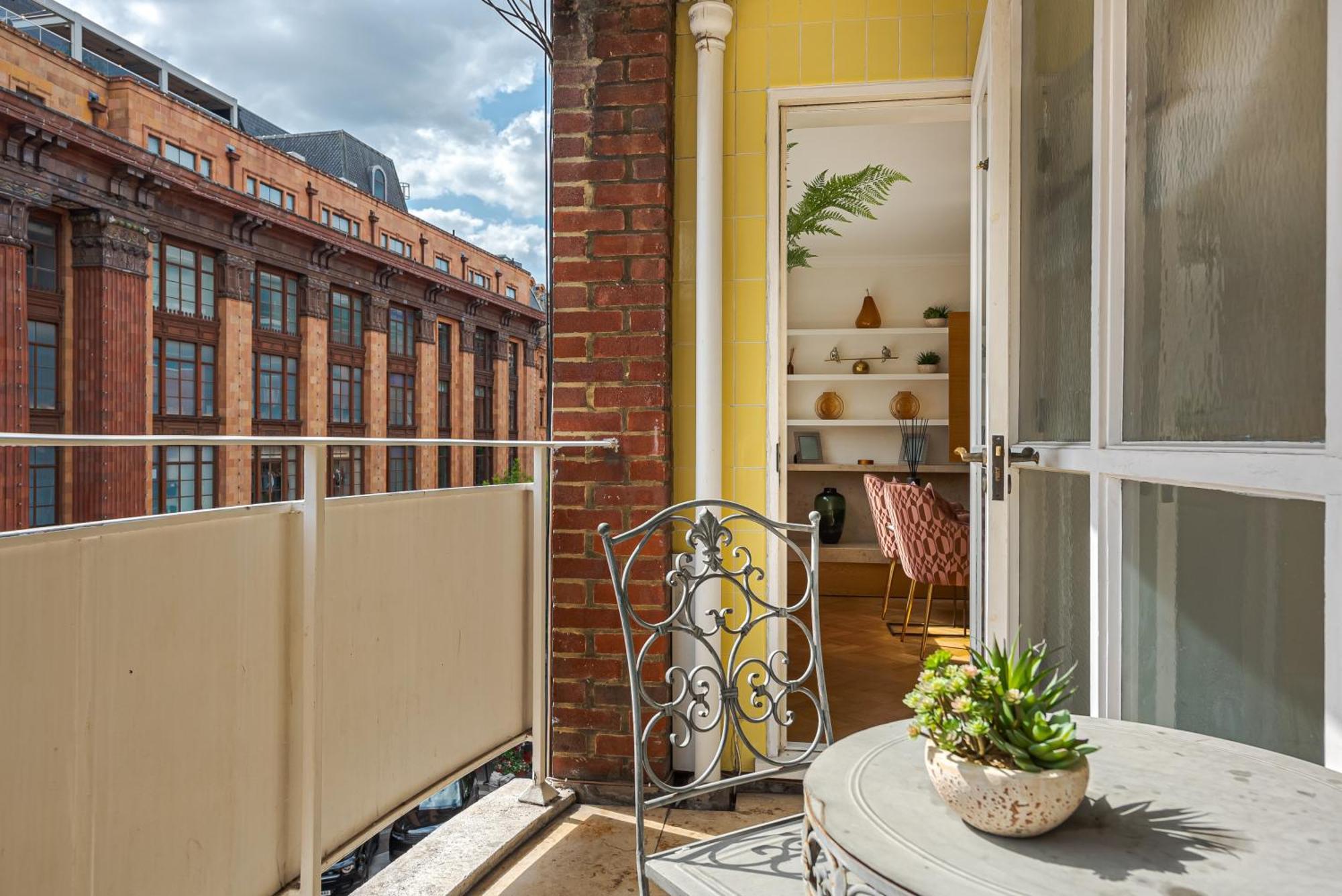 Modern Knightsbridge Apartment With Balcony Overlooking Harrods Prime Location ロンドン エクステリア 写真