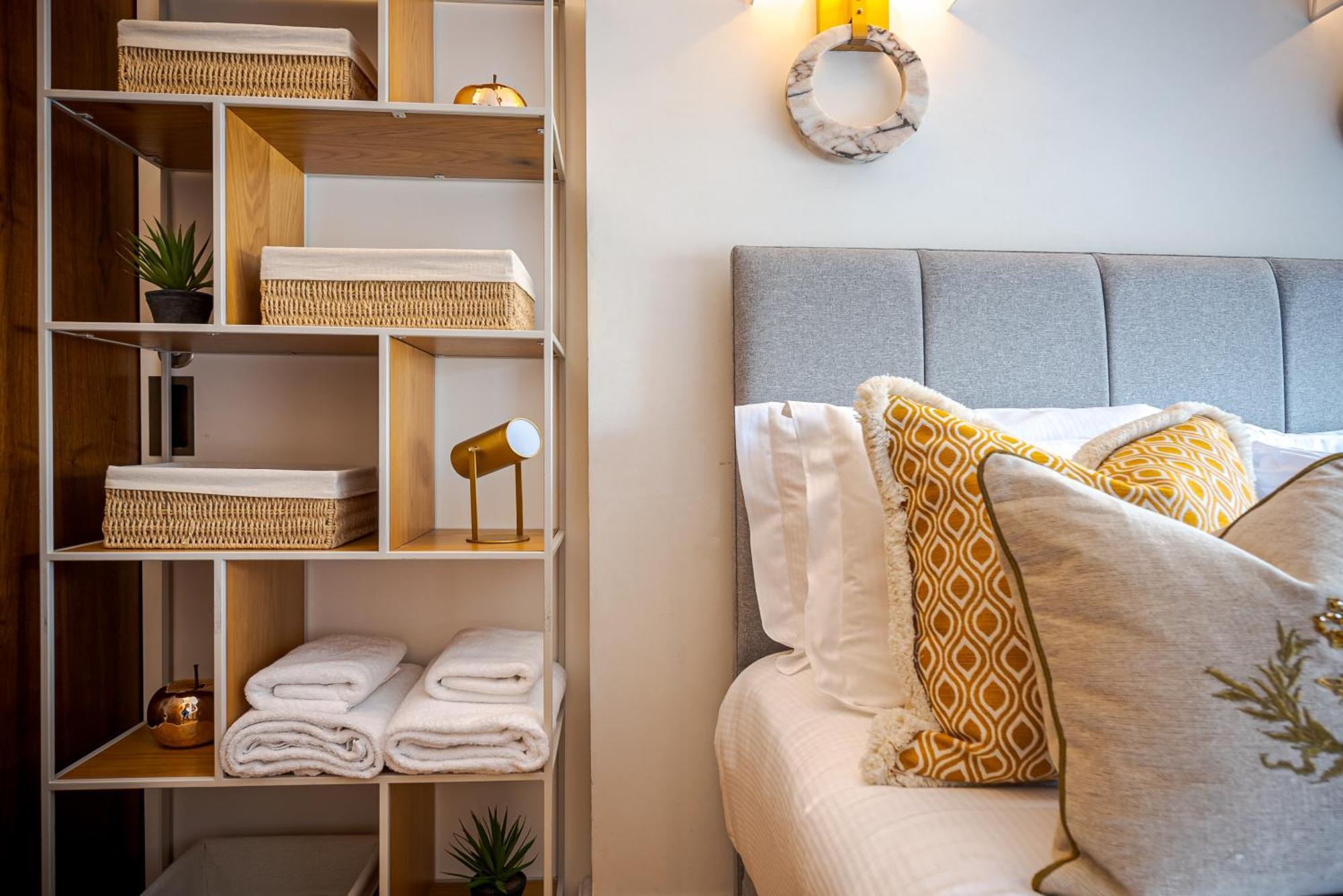 Modern Knightsbridge Apartment With Balcony Overlooking Harrods Prime Location ロンドン エクステリア 写真