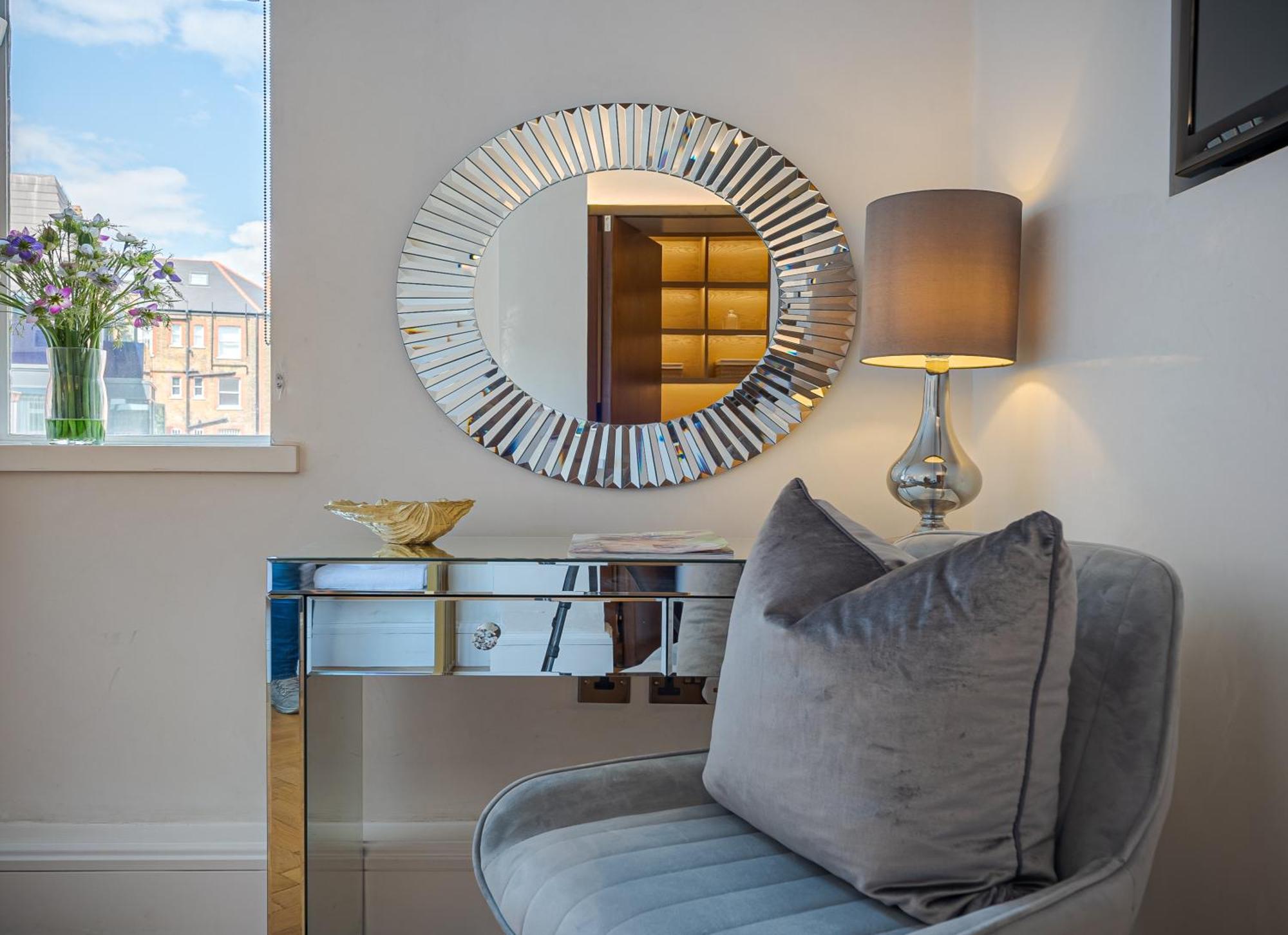 Modern Knightsbridge Apartment With Balcony Overlooking Harrods Prime Location ロンドン エクステリア 写真