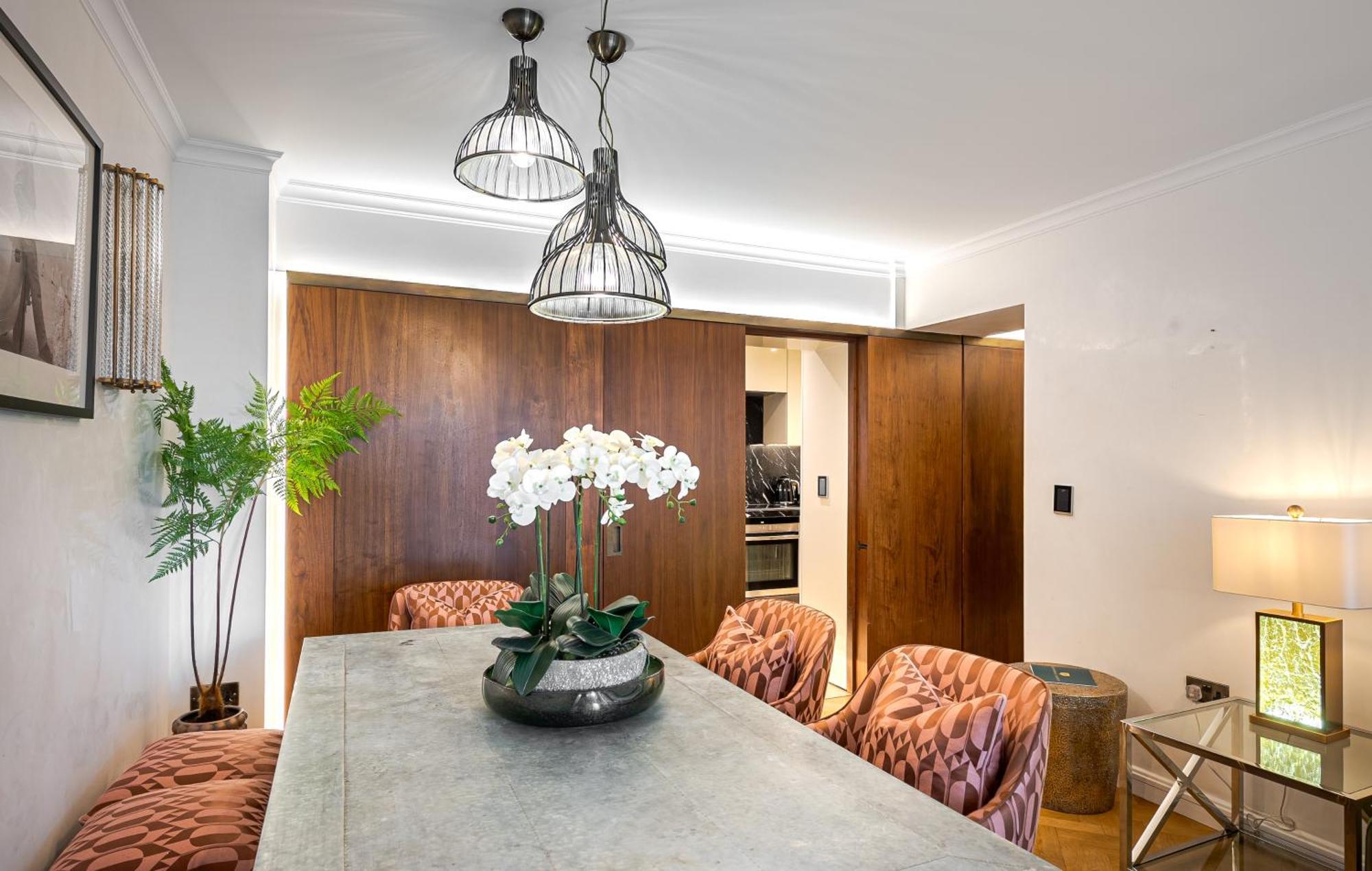 Modern Knightsbridge Apartment With Balcony Overlooking Harrods Prime Location ロンドン エクステリア 写真