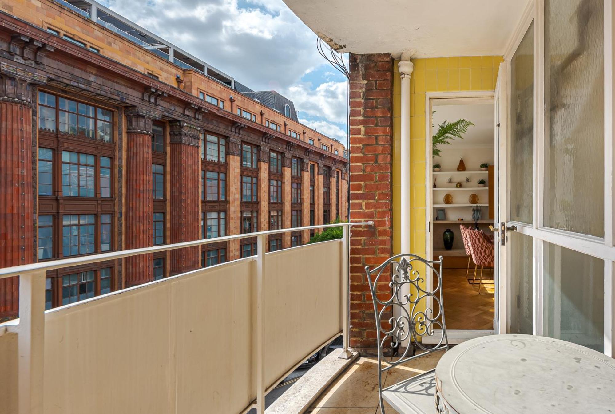 Modern Knightsbridge Apartment With Balcony Overlooking Harrods Prime Location ロンドン エクステリア 写真