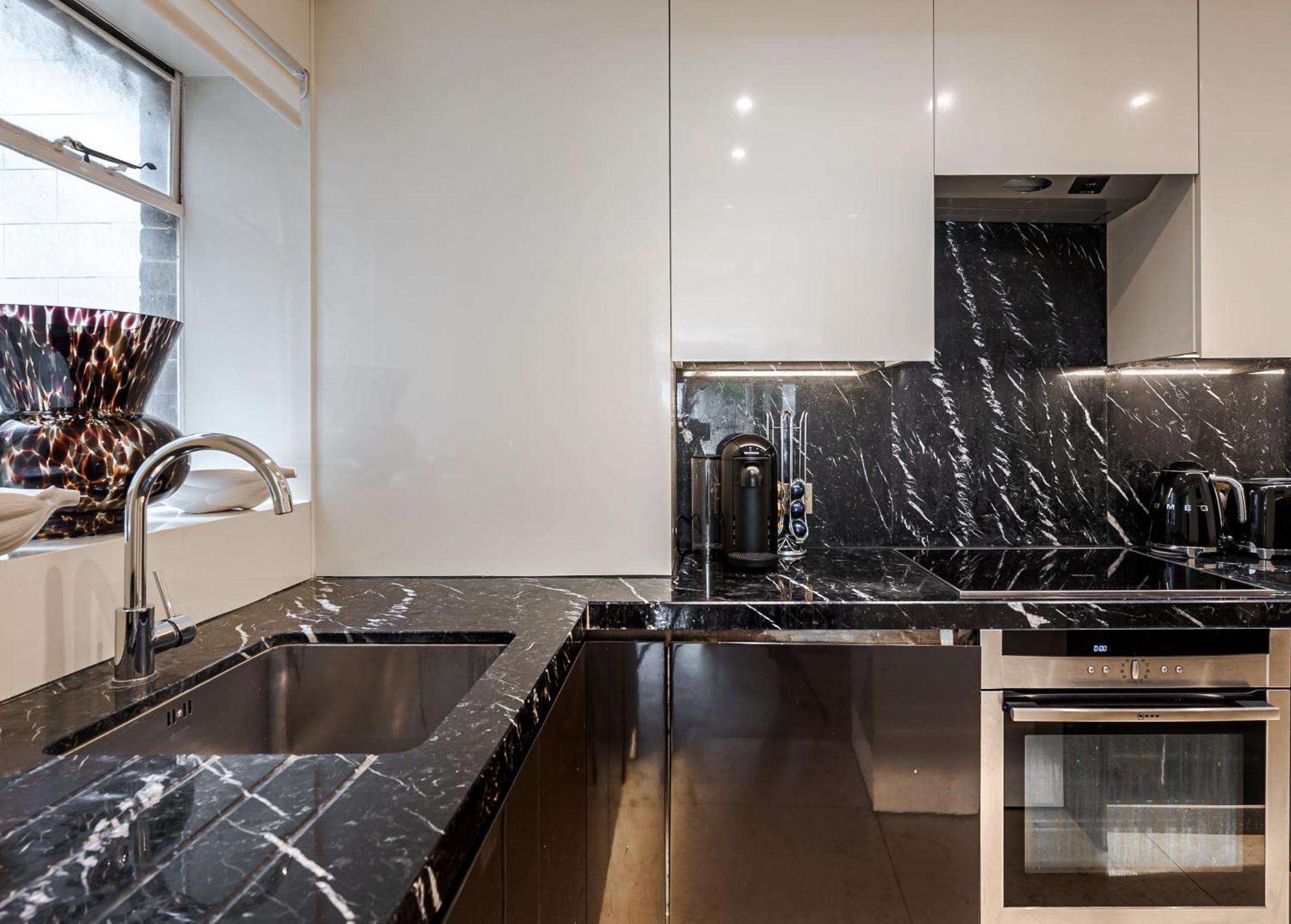 Modern Knightsbridge Apartment With Balcony Overlooking Harrods Prime Location ロンドン エクステリア 写真
