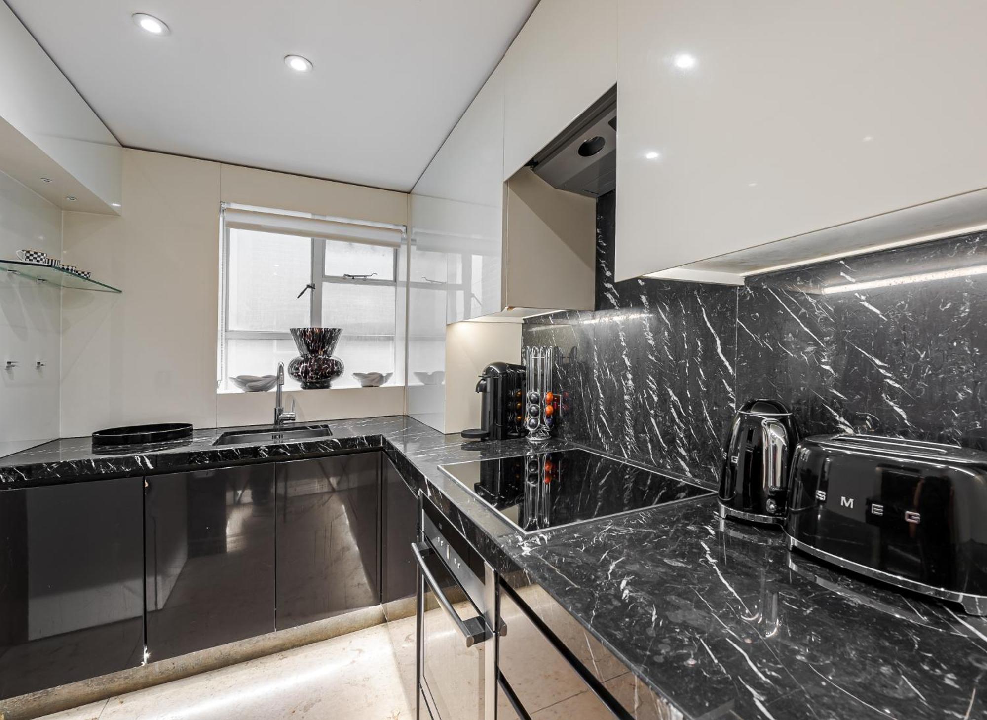 Modern Knightsbridge Apartment With Balcony Overlooking Harrods Prime Location ロンドン エクステリア 写真