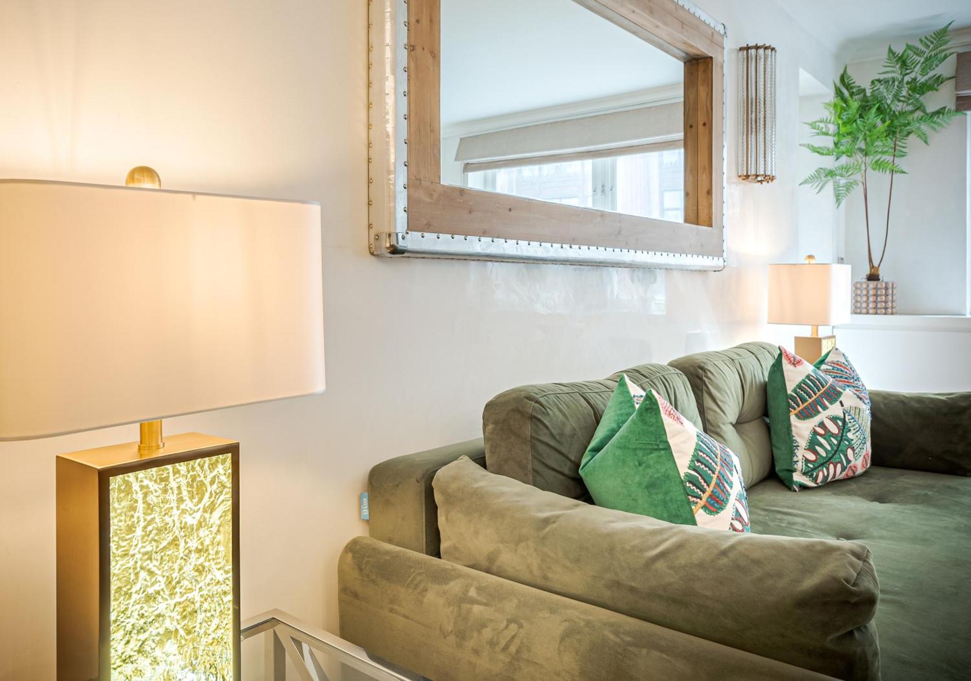 Modern Knightsbridge Apartment With Balcony Overlooking Harrods Prime Location ロンドン エクステリア 写真