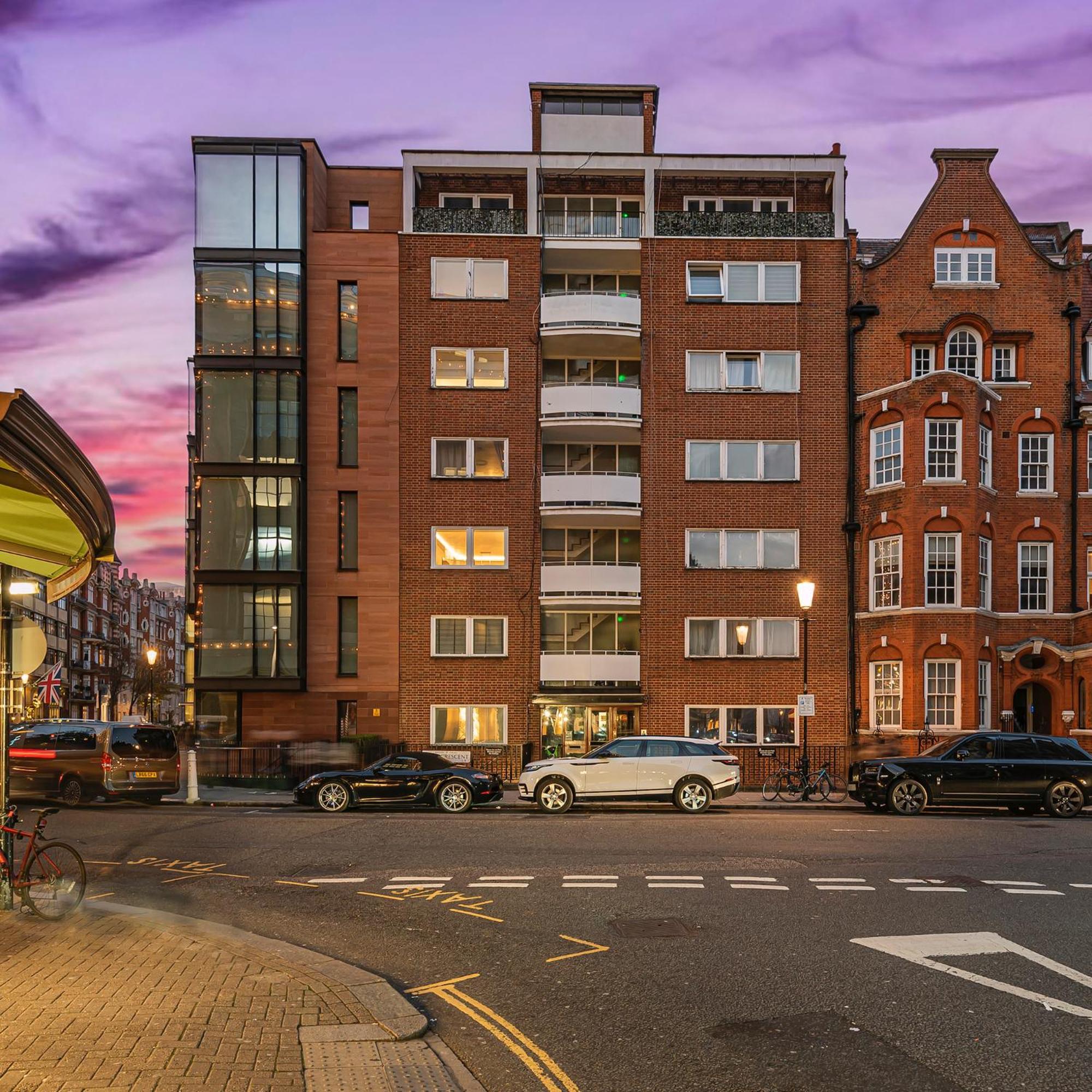 Modern Knightsbridge Apartment With Balcony Overlooking Harrods Prime Location ロンドン エクステリア 写真
